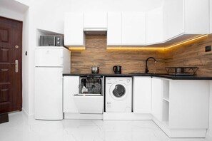 Fridge, microwave, stovetop, dishwasher - Jerozolimskie 85 Warsaw | Comfortable Apartment | Modern & Fully Equipped Interiors (Warszawa)