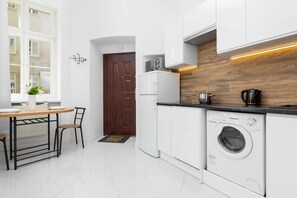 Fridge, microwave, stovetop, dishwasher