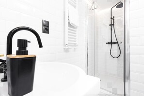 Regadera, amenidades de baño gratuitas, secadora de cabello, toallas 