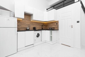 Fridge, microwave, stovetop, dishwasher