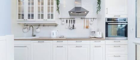 ثلاجة، فرن، موقد طهي مسطح، غسالة أطباق