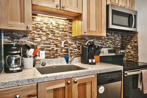 Frigorifero, microonde, forno, piano cottura