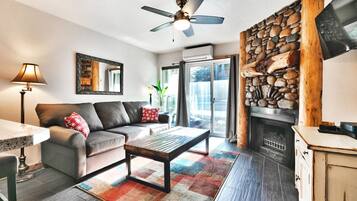 Een televisie en een open haard