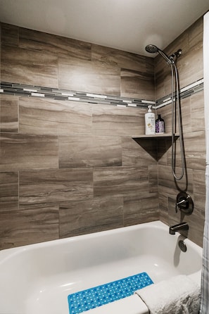 Secadora de cabello, toallas, papel de baño