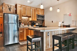 Frigorifero, microonde, forno, piano cottura