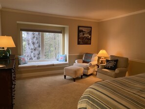4 bedrooms, desk, iron/ironing board, travel crib