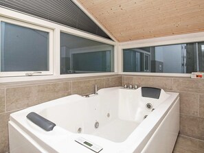 House | Spa treatment - Vibrant Holiday Home in Jutland near Sea (Logstor)