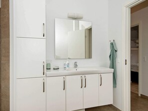 House | Bathroom - Spacious Holiday Home in Humble With Beach Nearby (Bindslev)
