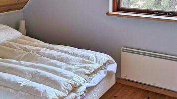 3 bedrooms, cots/infant beds