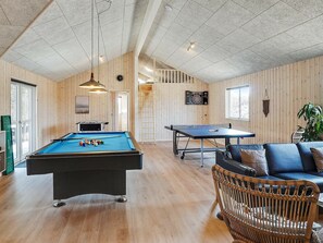 9 bedrooms, cribs/infant beds