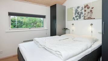 4 bedrooms, cots/infant beds