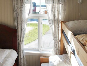 4 bedrooms, individually furnished - 7 Person Holiday Home in Abelvær (Naeroy)