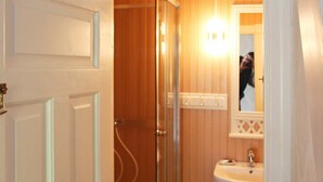 Bathroom - 7 Person Holiday Home in Abelvær (Naeroy)
