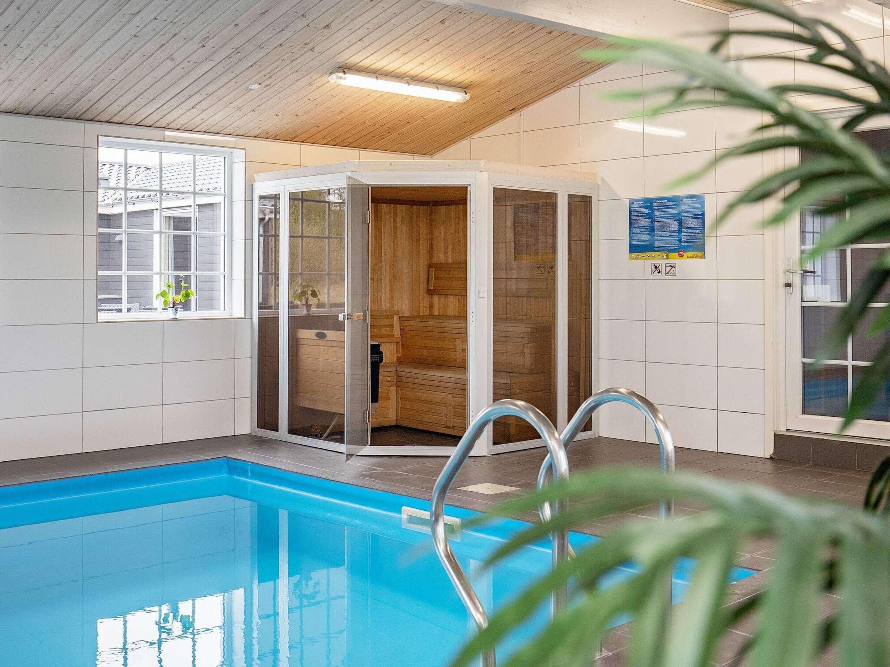 Casa | Piscina | Una piscina cubierta, una piscina al aire libre