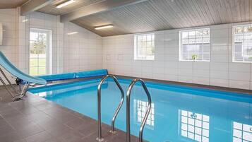 Hus | Basseng | Innendørsbasseng og utendørsbasseng