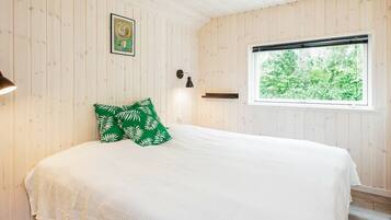 4 bedrooms, cribs/infant beds