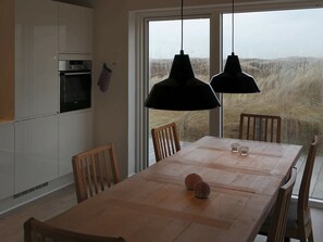 Køleskab, mikrobølgeovn, opvaskemaskine, kaffe-/temaskine
