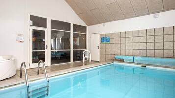Una piscina techada, una piscina al aire libre