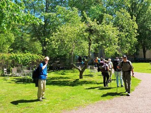 A group of people walking on a path in a park with trees and benches. - 4 Person Holiday Home in Axvall (Axvall)