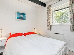 4 bedrooms, cribs/infant beds, internet