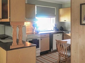 House | Private kitchen - 8 Person Holiday Home in Kaldfarnes (Senja)