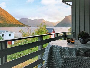 House | Outdoor dining - 8 Person Holiday Home in Kaldfarnes (Senja)