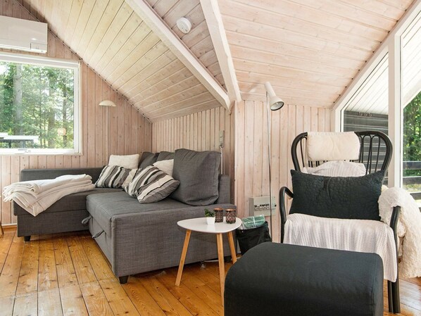Living room - Alluring Holiday Home in Glesborg With Barbecue (Glesborg)