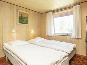 3 bedrooms, cribs/infant beds