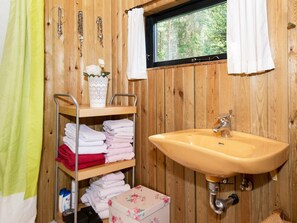 Bathtub - Attractive Holiday Home in Ryomgard With Terrace (Ryomgaard)