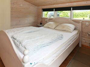 3 bedrooms, cribs/infant beds