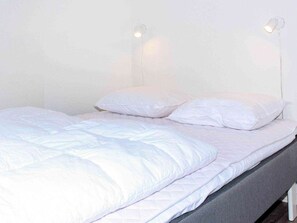 1 bedroom, cribs/infant beds