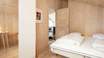 2 bedrooms, cribs/infant beds