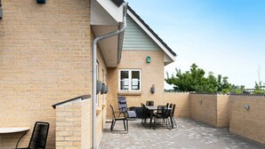 Balcony - Cozy Holiday Home in Ebeltoft near Beach (Ebeltoft)
