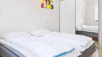 3 bedrooms, cribs/infant beds