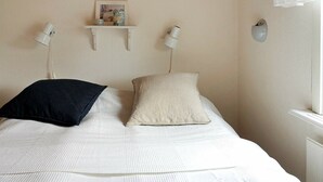 2 bedrooms, individually furnished - 6 Person Holiday Home in Grebbestad (Grebbestad)