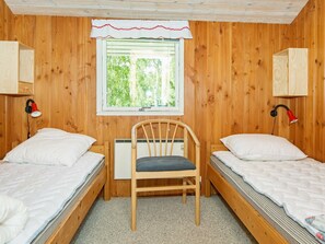 3 bedrooms, cribs/infant beds