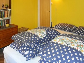 1 kamar tidur dan dilengkapi dengan perabotan berbeda-beda