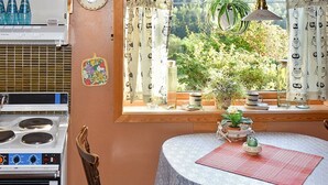 Coffee/tea maker, fridge, microwave, dishwasher - 3 Person Holiday Home in Vartdal (Orsta)