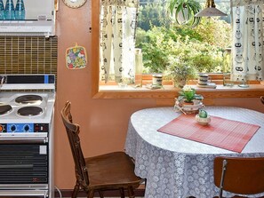 Lemari es, microwave, mesin pencuci piring, dan mesin pembuat kopi/teh