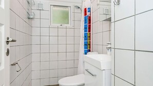 Bathroom - Secluded Holiday Home in Rønde With Terrace (Ronde)