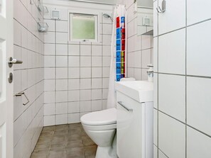 Bathroom - Secluded Holiday Home in Rønde With Terrace (Ronde)