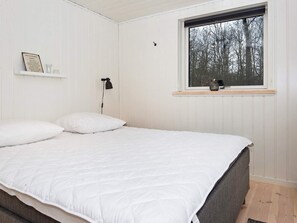 4 bedrooms, cribs/infant beds