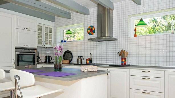 Cafetera/tetera, refrigerador, microondas, placa de cocina