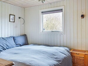 2 bedrooms, cribs/infant beds
