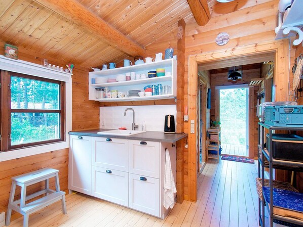 Talo | Yksityinen keittiö | Liesi, syöttötuoli