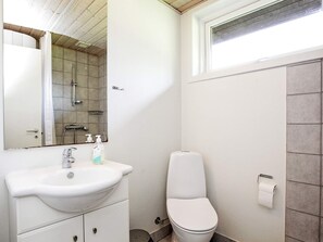 Bathroom - Traditional Holiday Home in Blåvand With Sauna (Blavand)