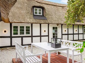 Outdoor dining - Idyllic Thatched Cottage Retreat-by Traum (Gedser)