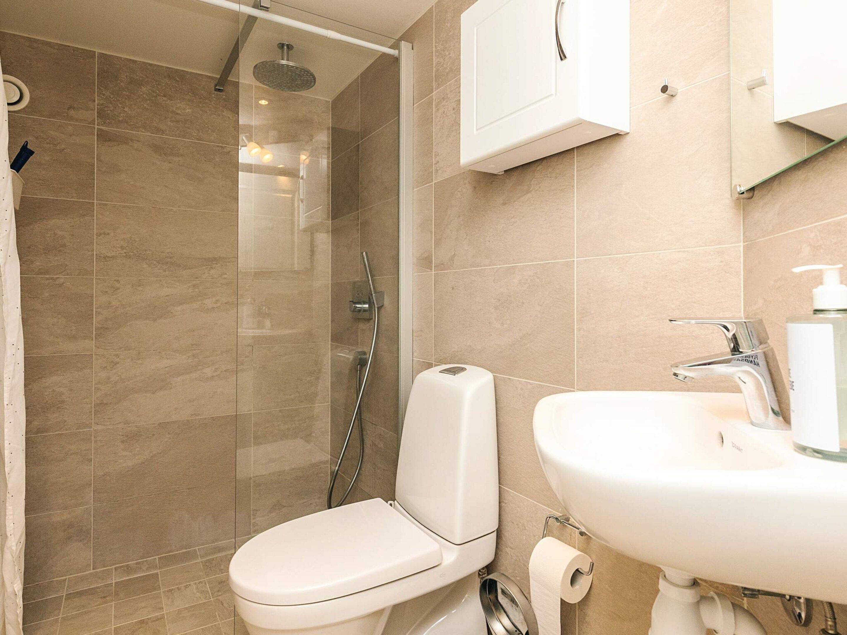 Ein Badezimmer mit Toilette, Waschbecken und Dusche.