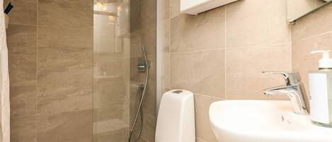 Ein Badezimmer mit Toilette, Waschbecken und Dusche.