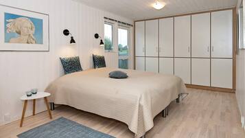 2 bedrooms, cots/infant beds